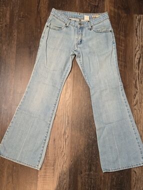 Women’s Levi's Light Wash Flared Jeans - Classic Comfort, sz 28m